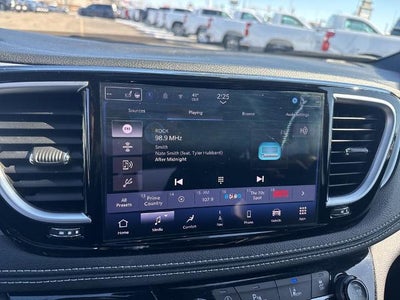 2025 Chrysler Pacifica Limited FWD